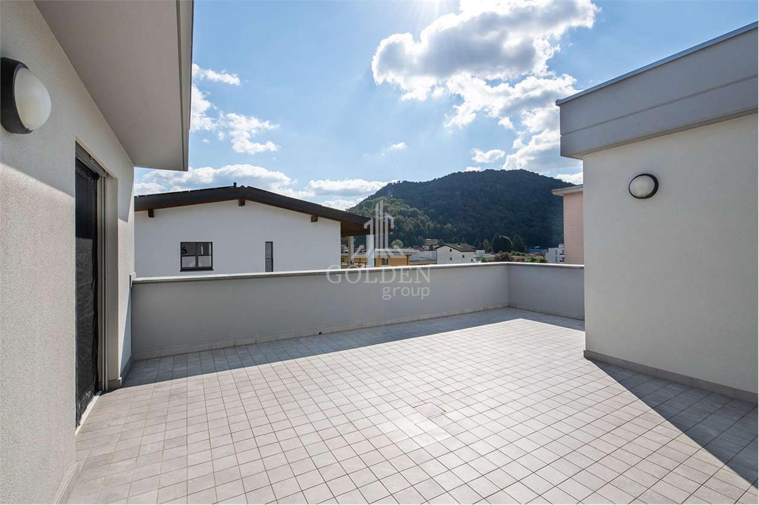Esclusivo Attico di 4.5 Locali con Ampia Terrazza Panoramica in Affitt