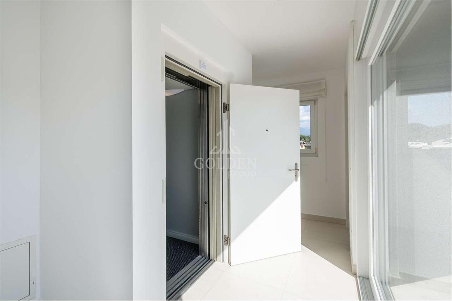 Esclusivo Attico di 4.5 Locali con Ampia Terrazza Panoramica in Affitt