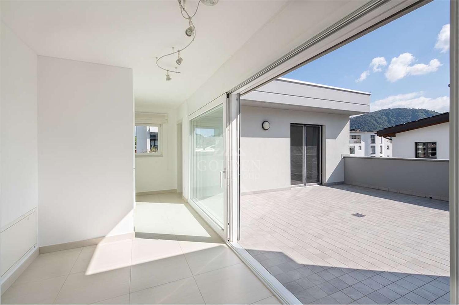 Esclusivo Attico di 4.5 Locali con Ampia Terrazza Panoramica in Affitt