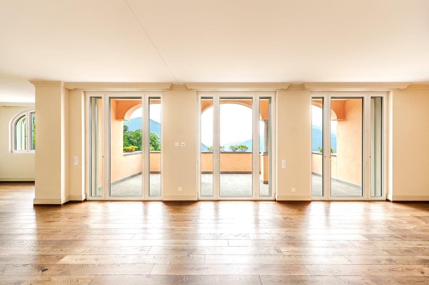 COLLINA D’ORO-AGRA – Lussuoso appartamento di 276 mq con ampia loggia e vista lago (Rif. 303)