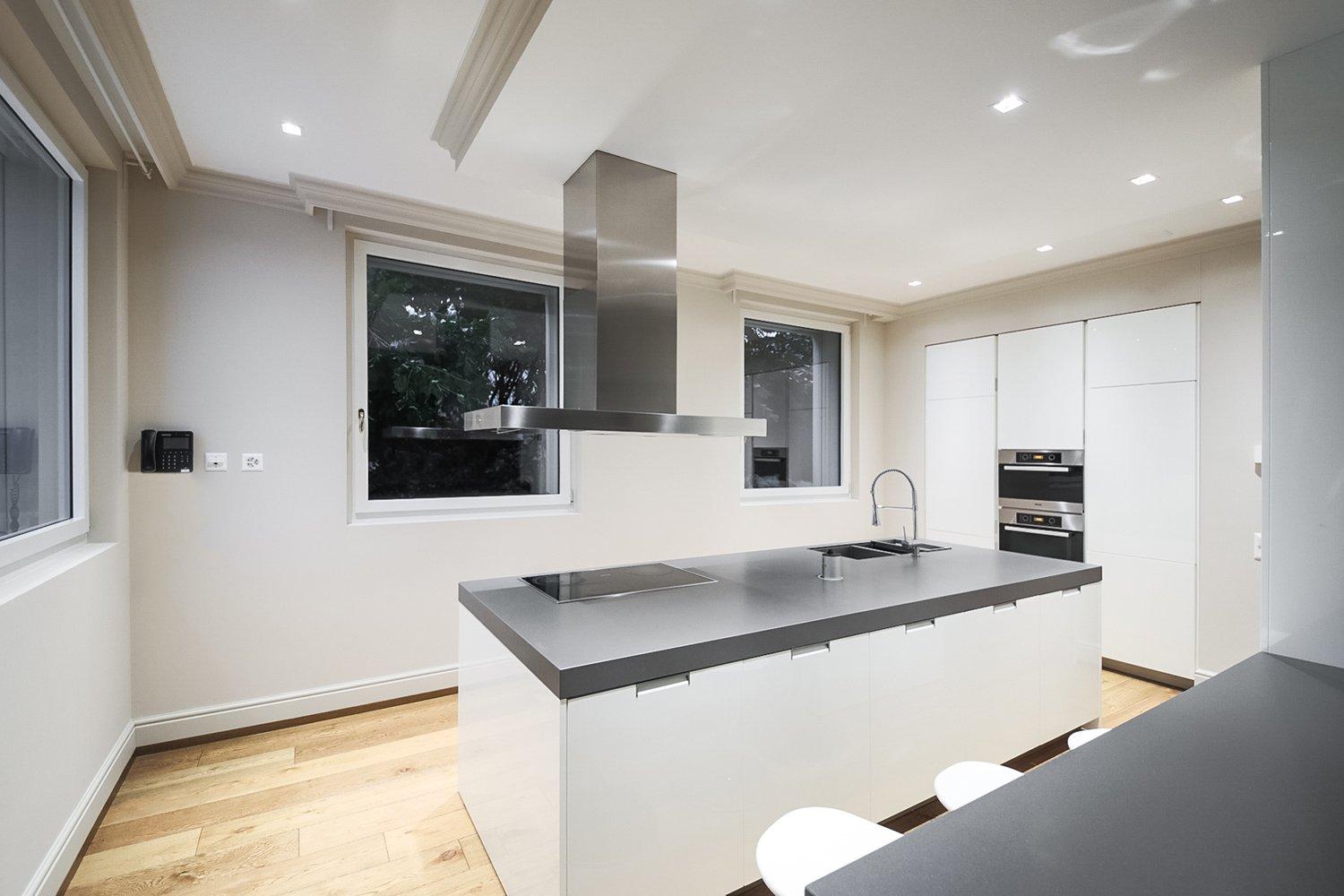 COLLINA D’ORO – AFFITTASI INCANTEVOLE APPARTAMENTO CON GIARDINO PRIVATO E VISTA LAGO (rif. 001)