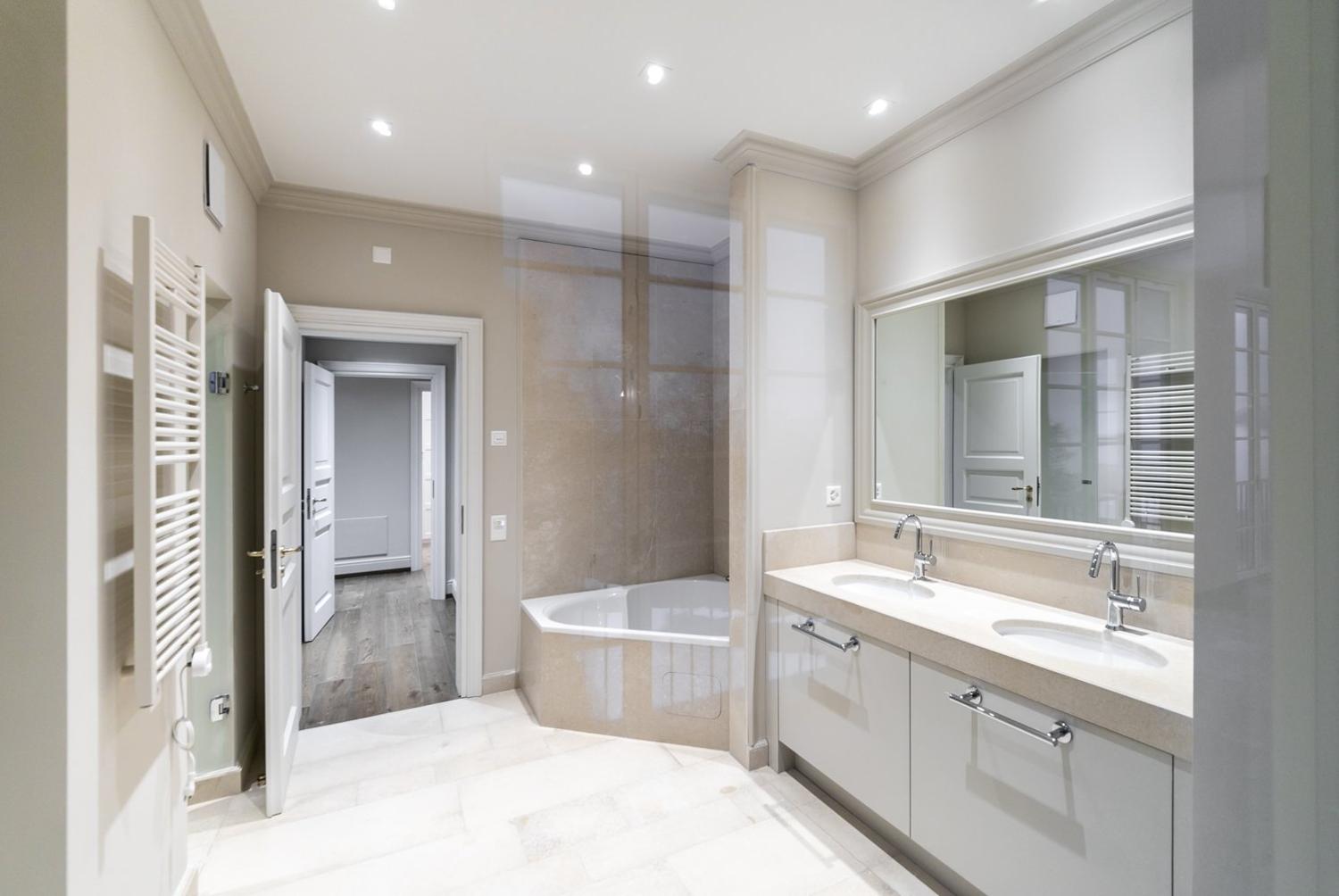 COLLINA D’ORO – AFFITTASI INCANTEVOLE APPARTAMENTO CON GIARDINO PRIVATO E VISTA LAGO (rif. 001)