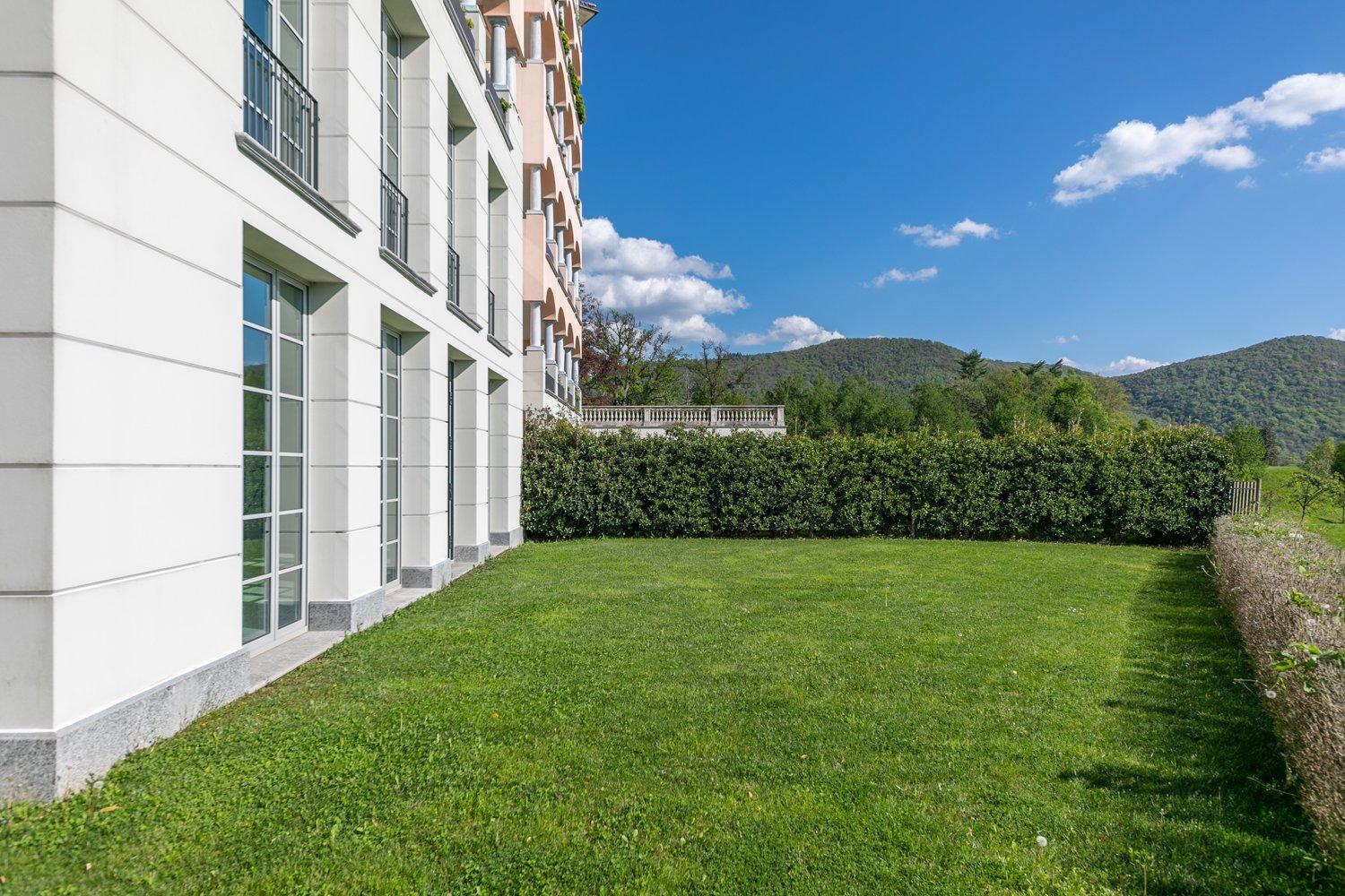 COLLINA D’ORO – AFFITTASI INCANTEVOLE APPARTAMENTO CON GIARDINO PRIVATO E VISTA LAGO (rif. 001)