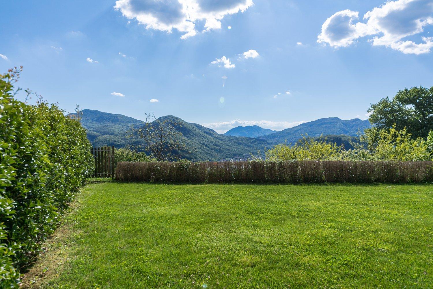 COLLINA D’ORO – AFFITTASI INCANTEVOLE APPARTAMENTO CON GIARDINO PRIVATO E VISTA LAGO (rif. 001)