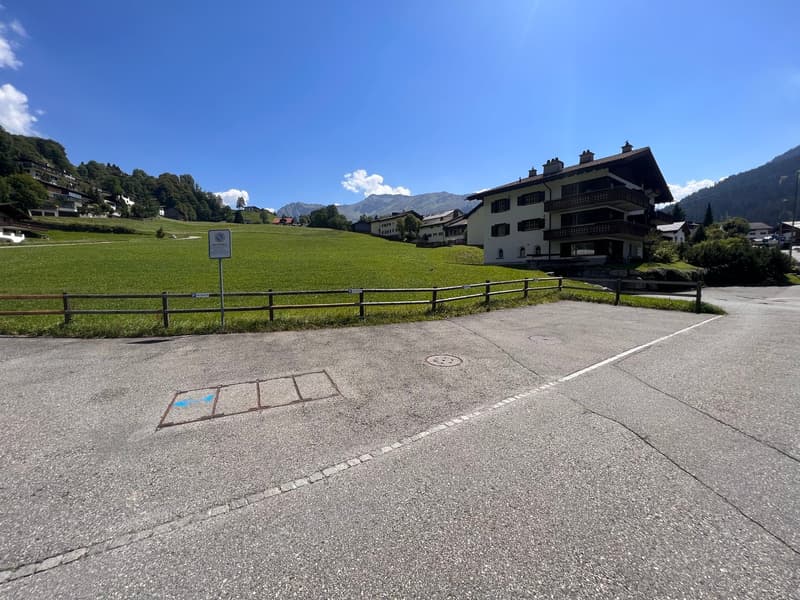 Offener Parkplatz am Klusweg in Klosters (1)
