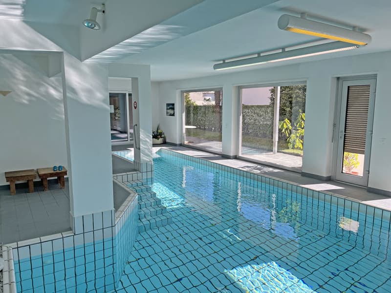 Appartamento con grande terrazza e piscina interna / Wohnung mit grosser Terrasse und Hallenbad (10)