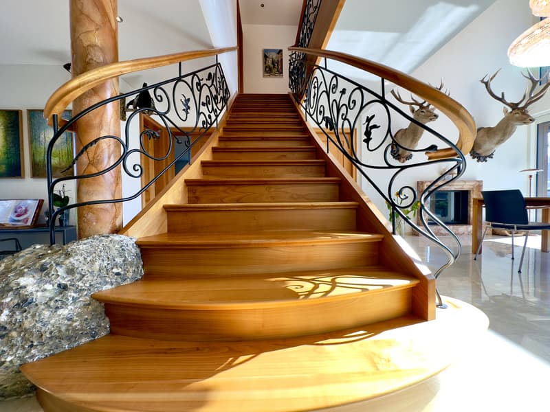 Kunstvoll handgefertigte Treppe aus edlem Kirschholz