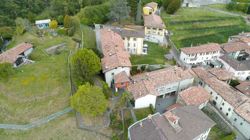 Morbio Superiore: enchanting farmhouse villa with dépendance for sale (2)