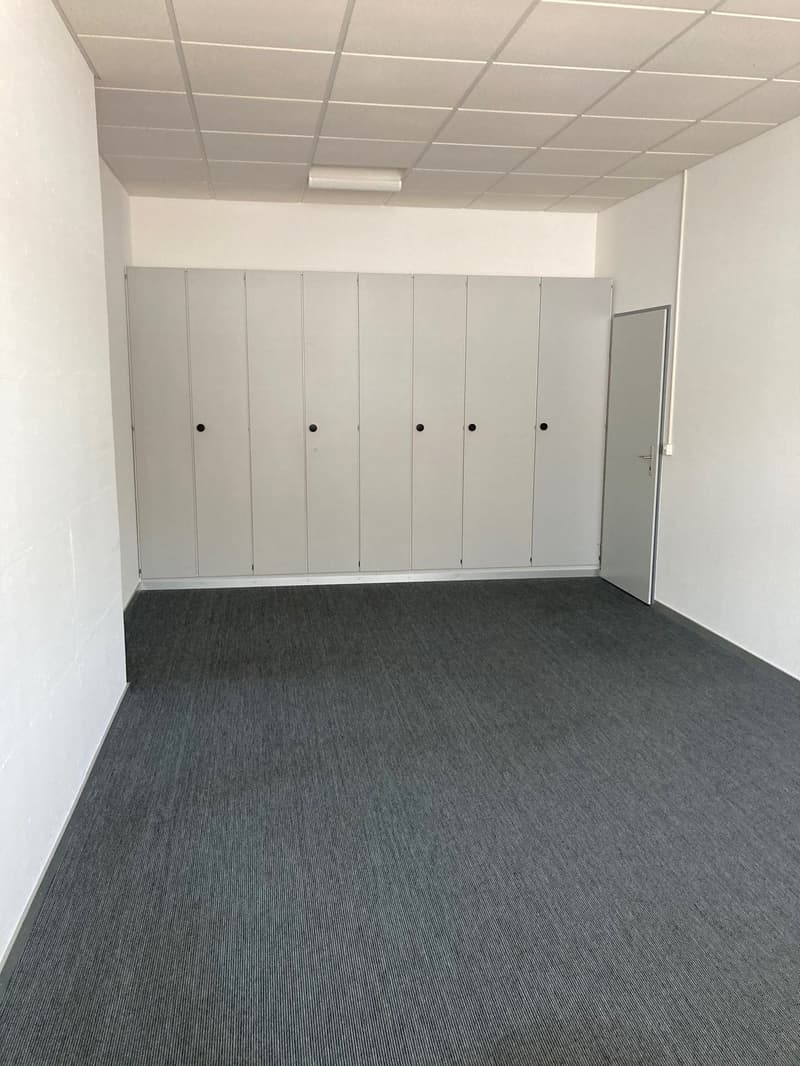 Freundlicher und heller Büro- | Praxisraum 27 m² (2)