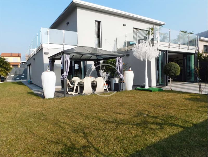 Moderna casa con piscina a Bedano (1)