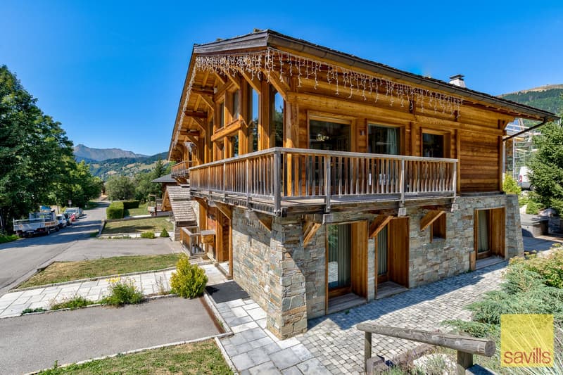 A superbly designed and rarely  chalet situated 50 metres from the pistes in Les Gets (2)