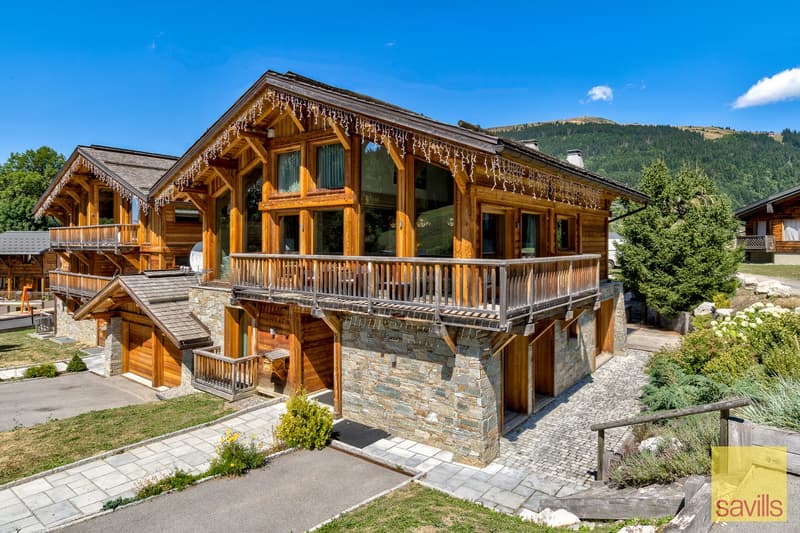 A superbly designed and rarely  chalet situated 50 metres from the pistes in Les Gets (1)