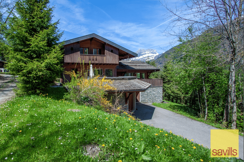 Superbly located detached five bedroom chalet with exquisite views of Mont Blanc (1)