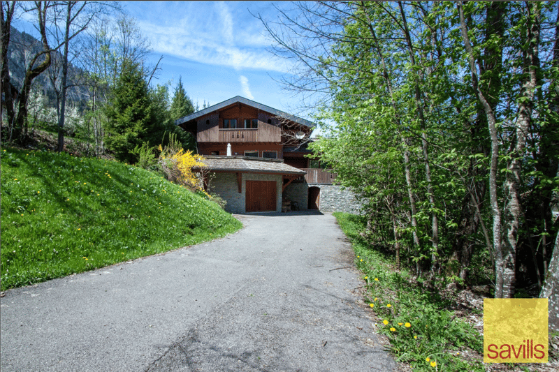 Superbly located detached five bedroom chalet with exquisite views of Mont Blanc (22)