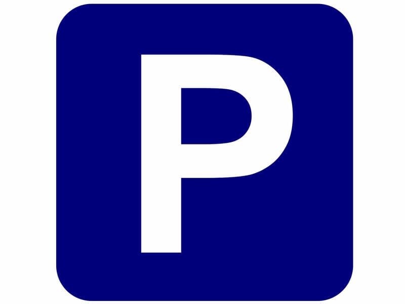Aussenparkplatz direkt an der Bahnstation Sattel/SZ (1)