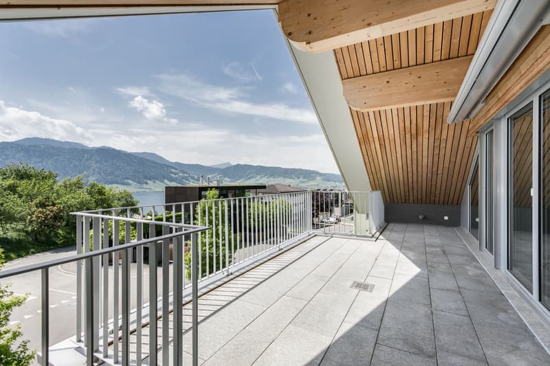 Moderne 4.5-Zimmer-Dachwohnung mit Berg- und Seesicht an beliebter Wohnlage (1)
