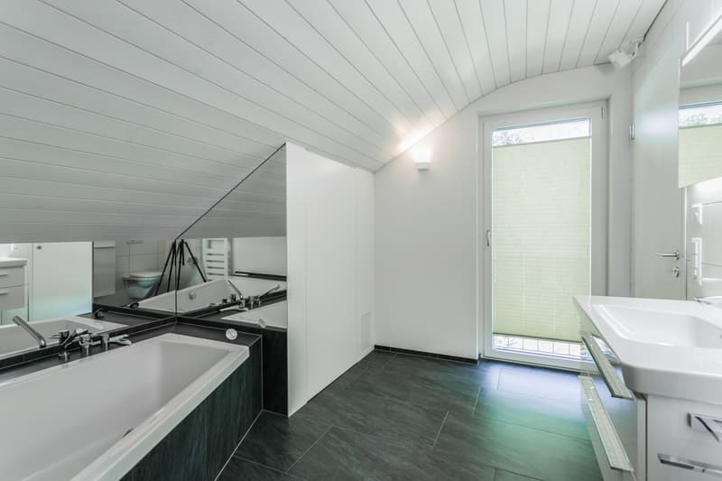 Moderne 4.5-Zimmer-Dachwohnung mit Berg- und Seesicht an beliebter Wohnlage (8)