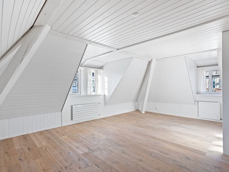 Renovierte 2.5 Zimmer-Dachwohnung in historischer Liegenschaft (1)