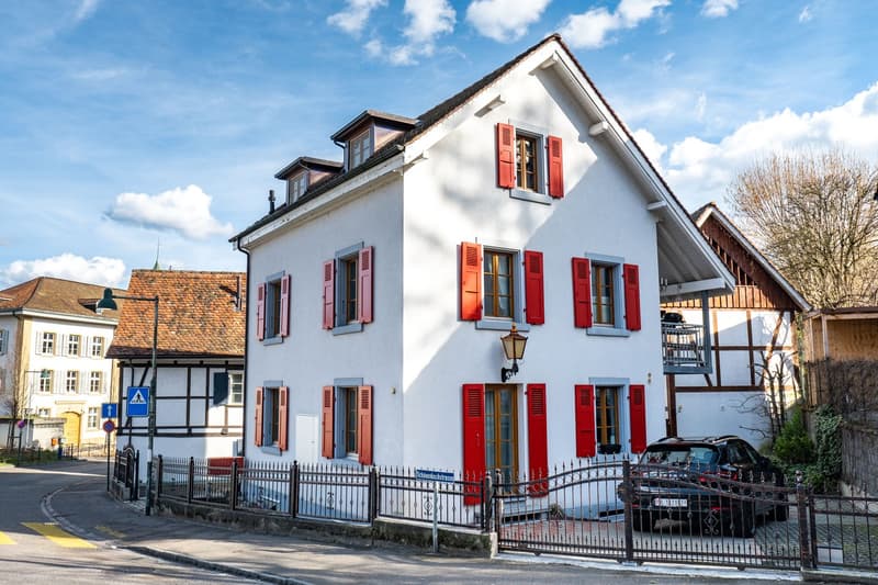 The Old Corner House — Denkmalgeschützt und Komplett Renoviertes Haus in Allschwil Dorf (1883) (1)