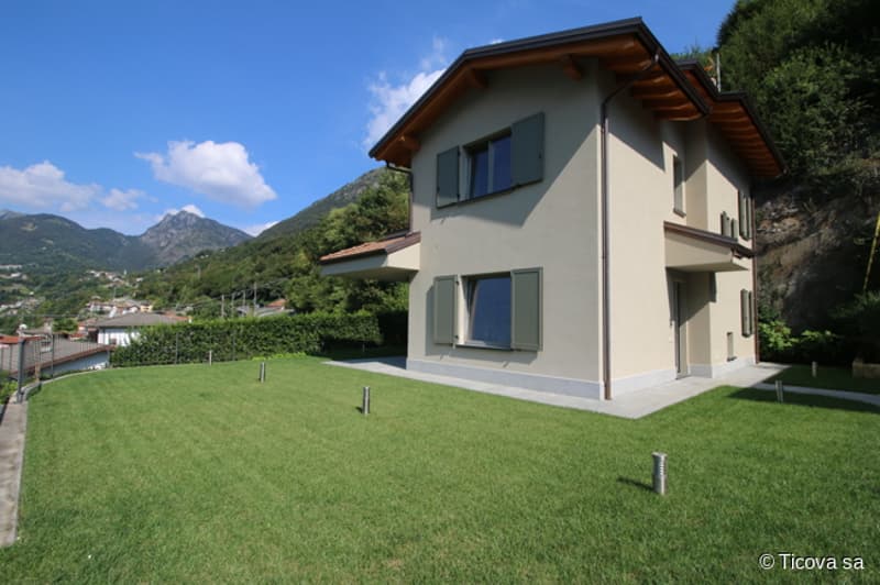Carlazzo - in vendita villa unifamiliare con giardino (1)