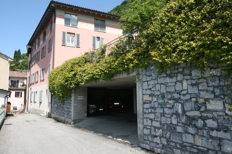 Parcheggio in autorimessa ad Arogno (1)