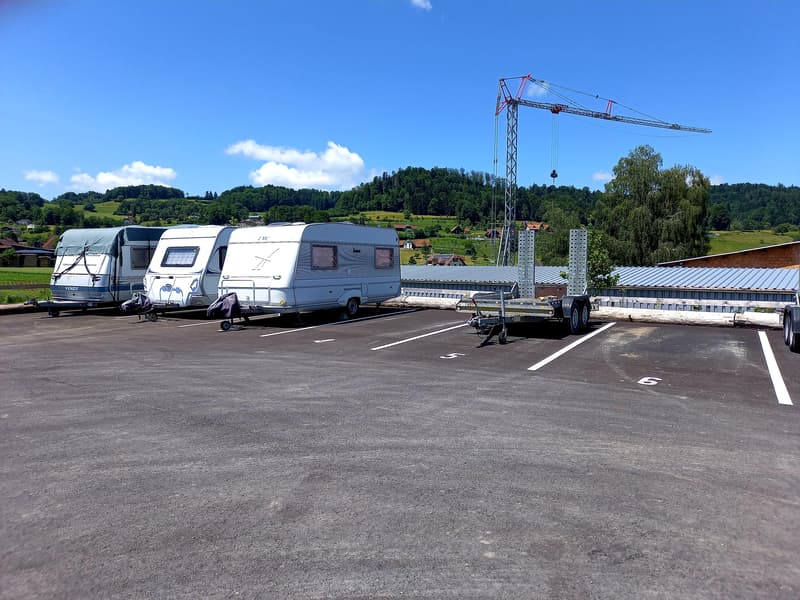 Grosszügiger Aussenparkplatz für Wohnwagen/Wohnmobil (2)