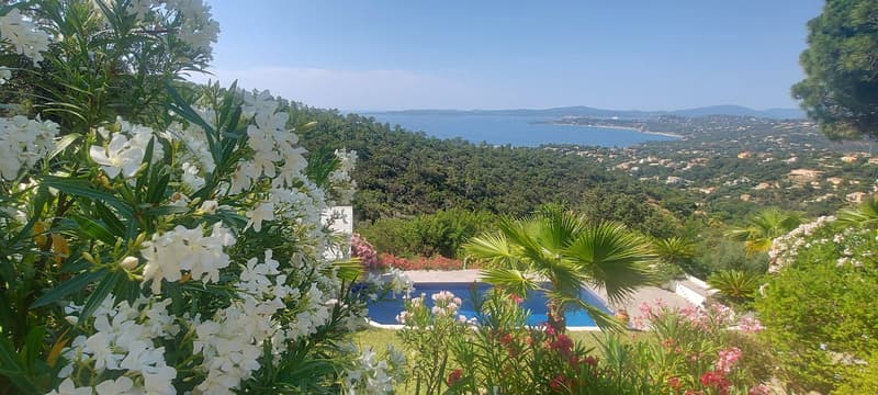 Villa im Provence Stil mit Pool und atemberaubende Panorama-Aussicht über den Golf von St. Tropez (12)