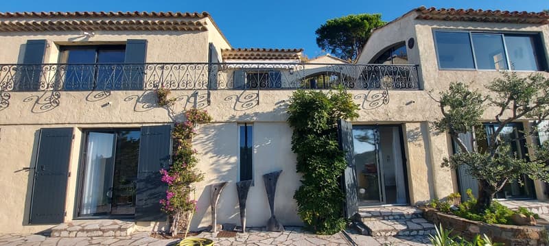 Villa im Provence Stil mit Pool und atemberaubende Panorama-Aussicht über den Golf von St. Tropez (1)