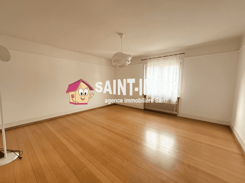 empty room, wooden floor, white walls, white ceiling, white curtains, white radiator, lamp