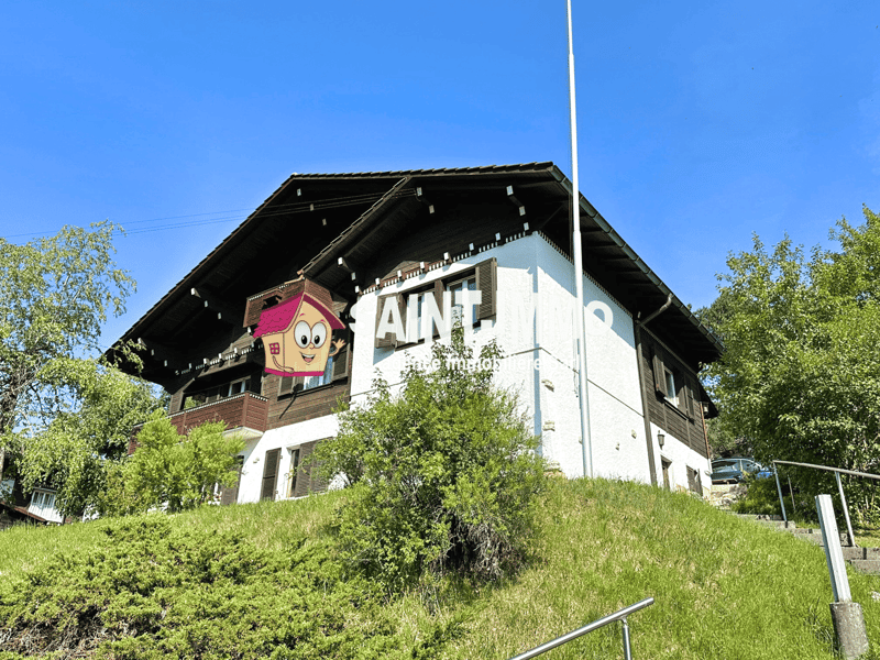 Chalet de deux appartements (3 & 6.5 pièces) avec jardin arboré de 840 m2, terrasse et garages (1)