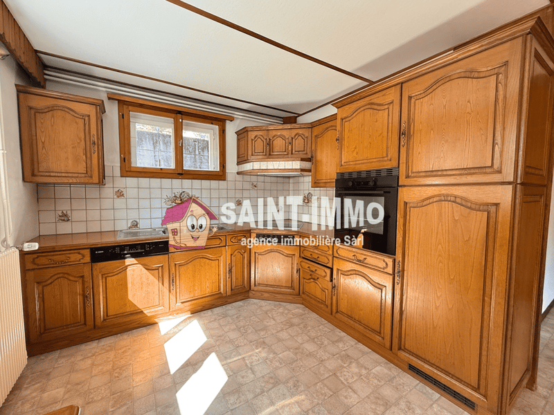 Chalet de deux appartements (3 & 6.5 pièces) avec jardin arboré de 840 m2, terrasse et garages (8)