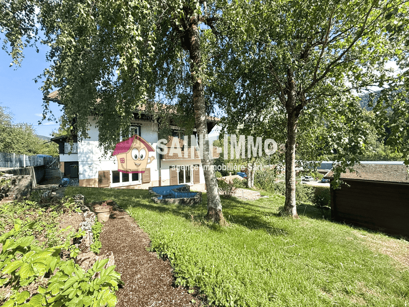 Chalet de deux appartements (3 & 6.5 pièces) avec jardin arboré de 840 m2, terrasse et garages (24)