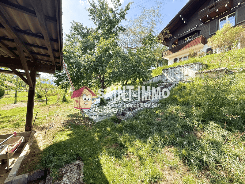 Chalet de deux appartements (3 & 6.5 pièces) avec jardin arboré de 840 m2, terrasse et garages (4)