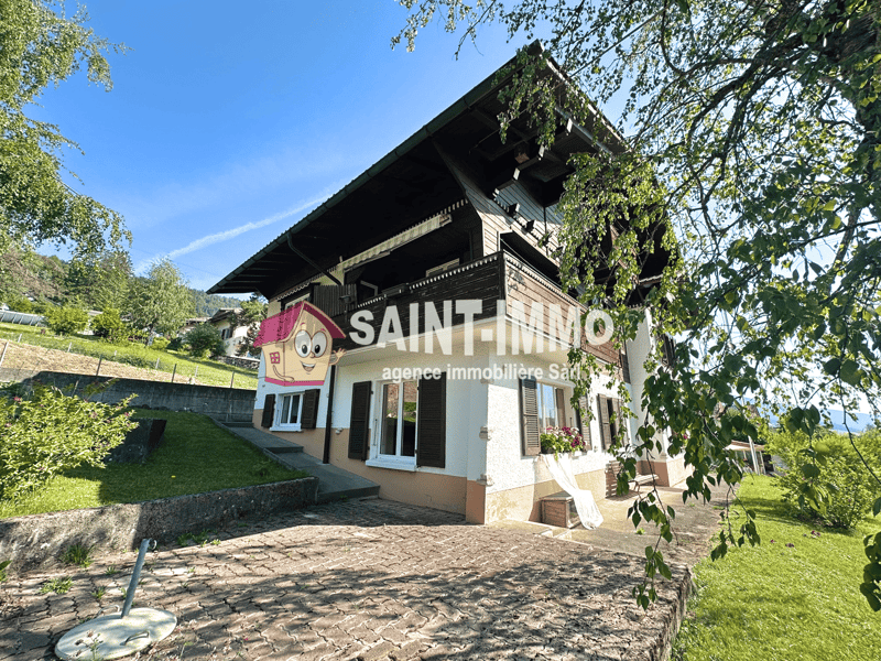 Chalet de deux appartements (3 & 6.5 pièces) avec jardin arboré de 840 m2, terrasse et garages (2)