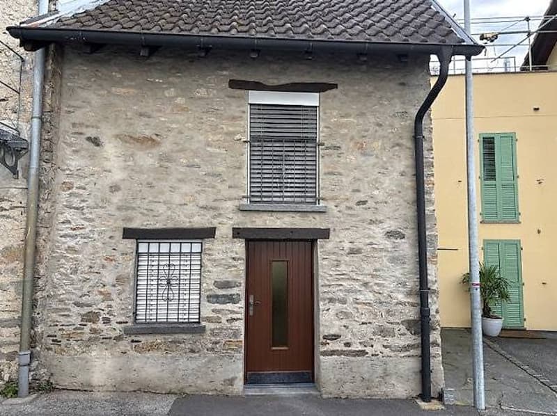Graziosa casetta in pietra ammobiliata - Giubiasco (1)