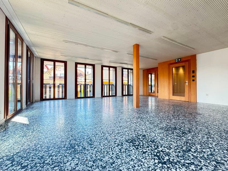Lichtdurchflutetes Büro im Neubau – ideal für wachsende Unternehmen (3)