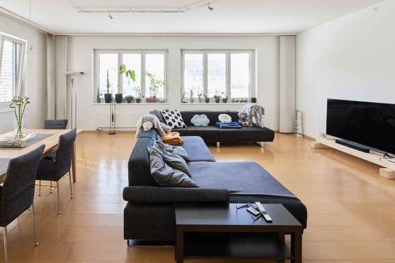 Helle 4 1/2 Zimmer Wohnung mit Blick in die Berge