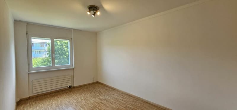 Helle und ruhige 4.5 Zi.- Wohnung in zentraler Lage inkl. Hobbyraum und Tiefgaragenplatz (5)