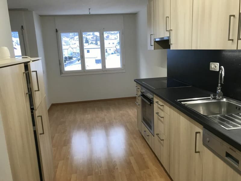 Schöne 4.5 Zimmer Wohnung mit grossem Balkon (3)