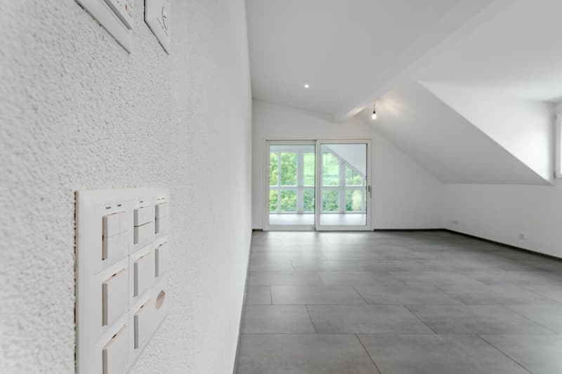 Bezugsbereite 4.5 Zimmer-Dachwohnung mit ebenerdigem Zugang (3)