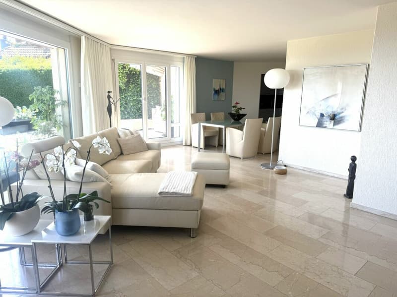 3,5 Zimmer Terrassenhaus in ruhiger, sonniger Lage mit unverbaubarer Weitsicht auf den Zürichsee und in die Alpen (2)
