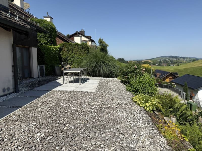 3,5 Zimmer Terrassenhaus in ruhiger, sonniger Lage mit unverbaubarer Weitsicht auf den Zürichsee und in die Alpen (12)