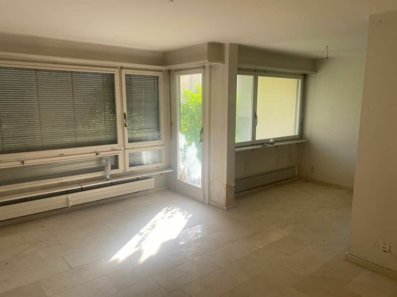 Barrierefreies Wohnen mit Potenzial: 2-Zimmer-Wohnung mit Terrasse & Tiefgarage in Top-Lage von Allschwil (3)