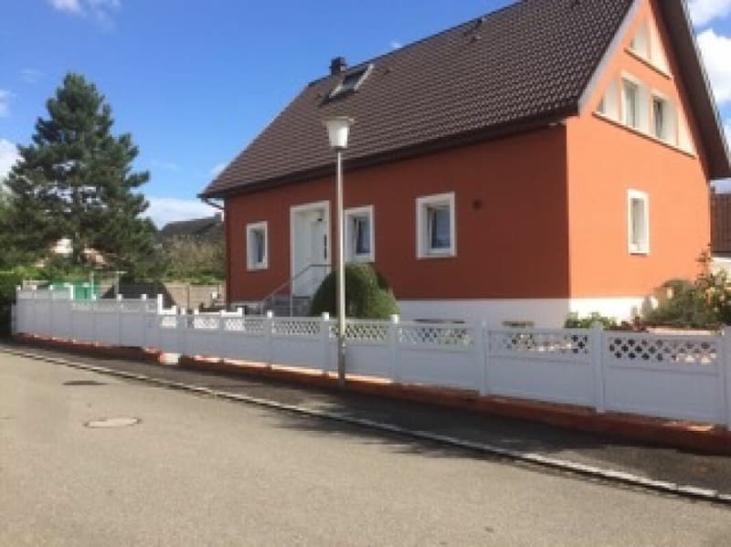 Attraktives freistehendes Einfamilienhaus mit Swimmingpool und gepflegtem Garten in angenehmer Wohnlage (1)