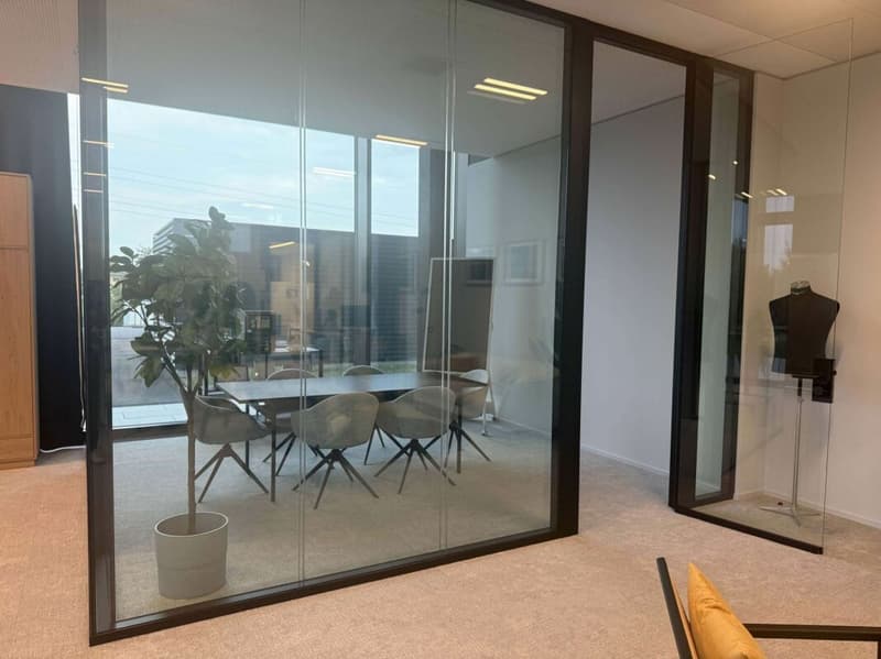116 m² Büro mit eigener Teeküche und zwei Tiefgaragenplätzen in Rotkreuz (1)