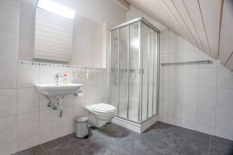 Familienfreundliches 6.5-Zimmer-Reiheneckhaus mit Garten und direktem Tiefgaragenzugang in Obfelden (13)