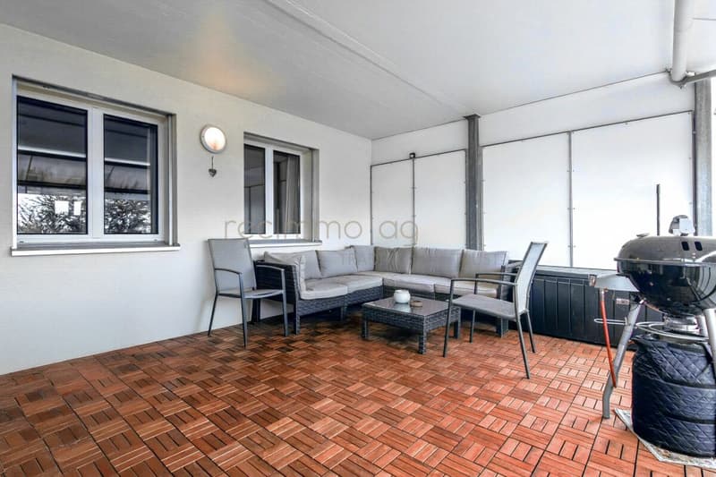 Charmante 4.5-Zimmer-Wohnung mit grosser Terrasse, Gartenanteil und Weitsicht (11)