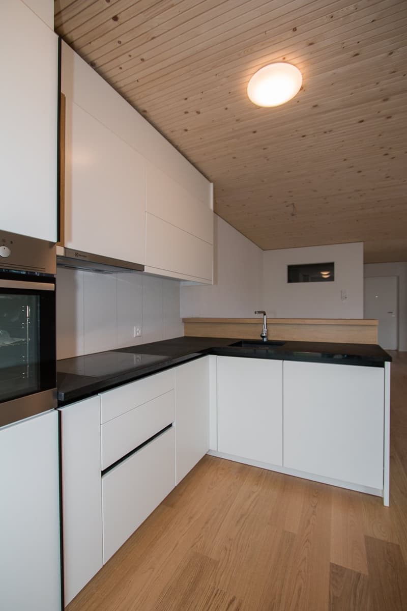 Moderne helle 2.5 Zimmer-Wohnung mit Balkon in Seenähe (4)