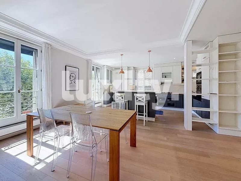 APPARTEMENT MEUBLÉ À DEUX PAS DU VIEUX CAROUGE (2)
