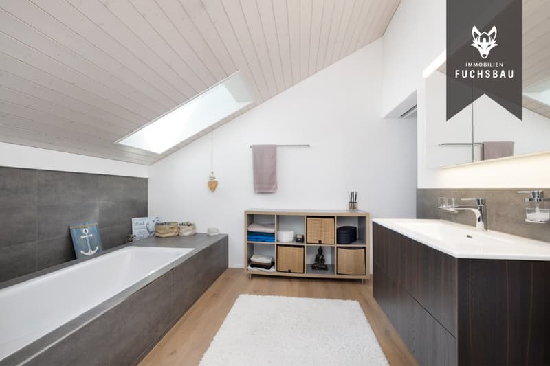 Masterbad mit Badewanne in edlem Design